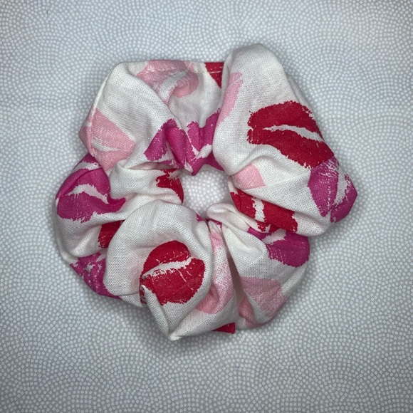 Accessories - Lips Scrunchie